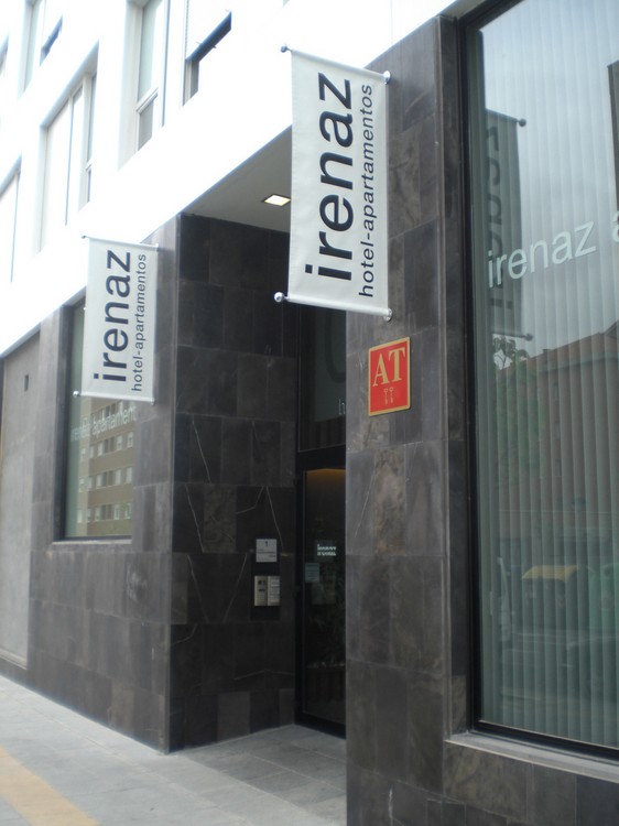 Lonas publicitarias Apartamentos Irenaz Vitoria | ICÓNICA | Expertos en rotulación en Vitoria-Gasteiz