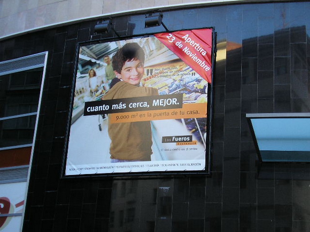 Lonas publicitarias Centro Comercial Los Fueros Barakaldo | ICÓNICA | Expertos en rotulación en Vitoria-Gasteiz