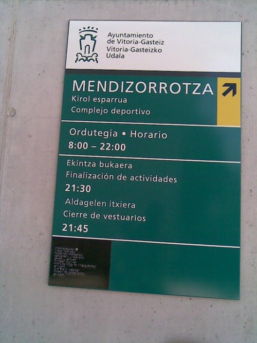 Señalética Ayuntamiento de Vitoria-Gasteiz | ICÓNICA | Rótulos en Vitoria-Gasteiz | Expertos en rotulación