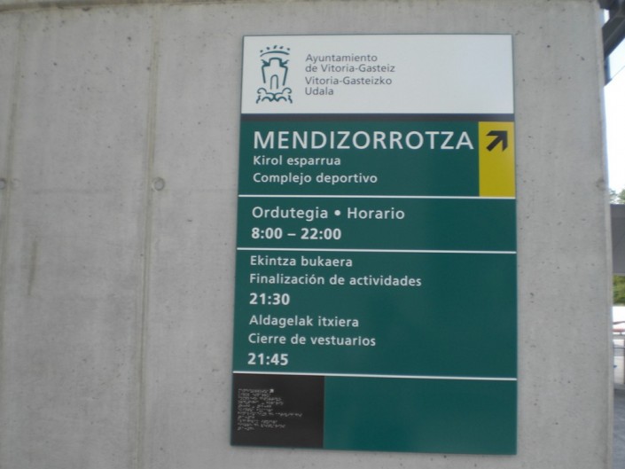 Señalética Ayuntamiento de Vitoria-Gasteiz | ICÓNICA | Rótulos en Vitoria-Gasteiz | Expertos en rotulación