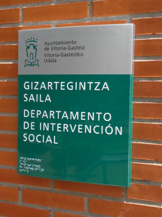 Señalética Ayuntamiento de Vitoria-Gasteiz | ICÓNICA | Rótulos en Vitoria-Gasteiz | Expertos en rotulación