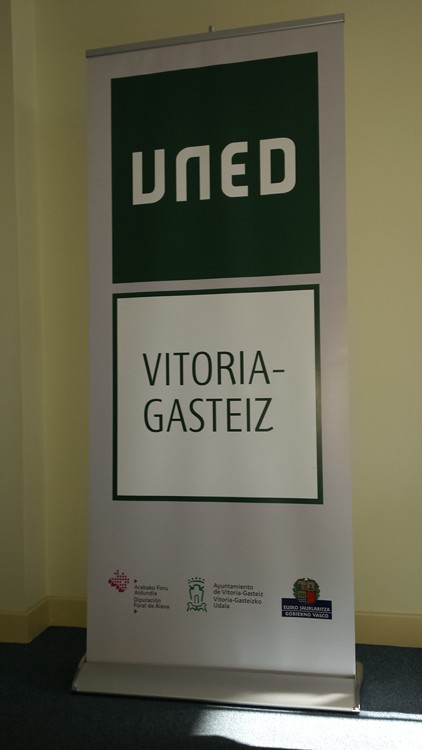 Señalética UNED en Vitoria-Gasteiz | ICÓNICA | Rótulos en Vitoria-Gasteiz | Expertos en rotulación