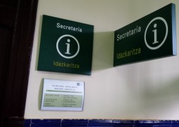 Señalética UNED en Vitoria-Gasteiz | ICÓNICA | Rótulos en Vitoria-Gasteiz | Expertos en rotulación