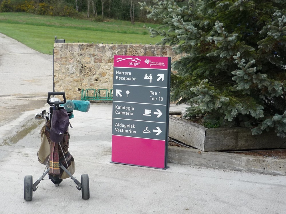 Señalética Campo Golf Izki | ICÓNICA | Rótulos en Vitoria-Gasteiz | Expertos en rotulación