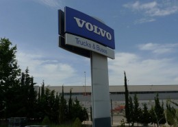 Tótems Volvo Trucks Zaragoza | ICÓNICA | Expertos en rotulación en Vitoria-Gasteiz