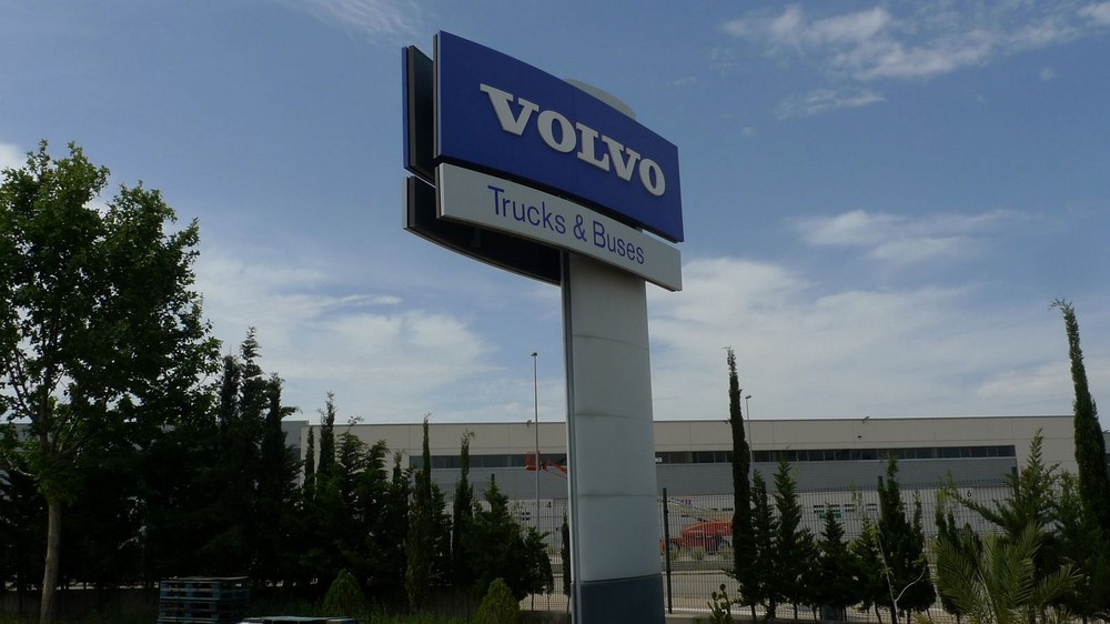 Tótems Volvo Trucks Zaragoza | ICÓNICA | Expertos en rotulación en Vitoria-Gasteiz