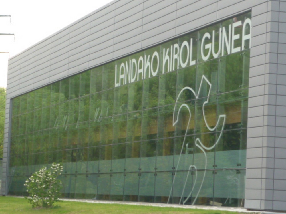 Vinilos adhesivos Landako Kirol Gunea Durango | ICÓNICA | Expertos en rotulación