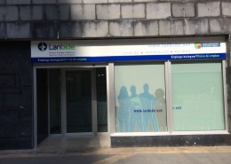 Vinilos adhesivos Lanbide Vitoria-Gasteiz | ICÓNICA | Expertos en rotulación