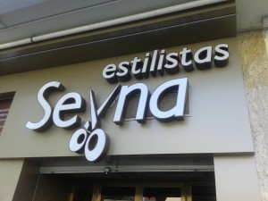 Rotulación de peluquería Seyna | ICÓNICA | Expertos en rotulación