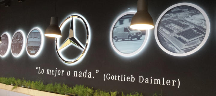 Actualización de la imagen corporativa del hall de recepción de la fábrica de Mercedes Benz en Vitoria-Gasteiz | ICÓNICA